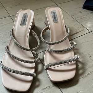 I don’t wear these have wore once for graduation very comfortable!